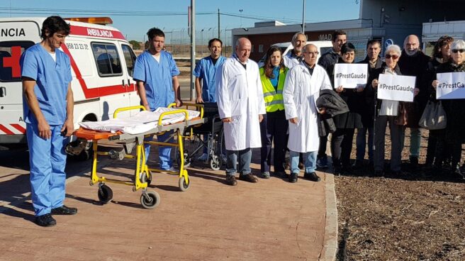 Madres de dos presos de ETA acuden en ambulancia a Alcalá Meco para sacar a sus hijos enfermos