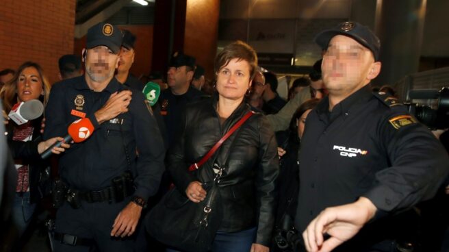 Anna Simó es protegida por la Policía a su llegada a Madrid.