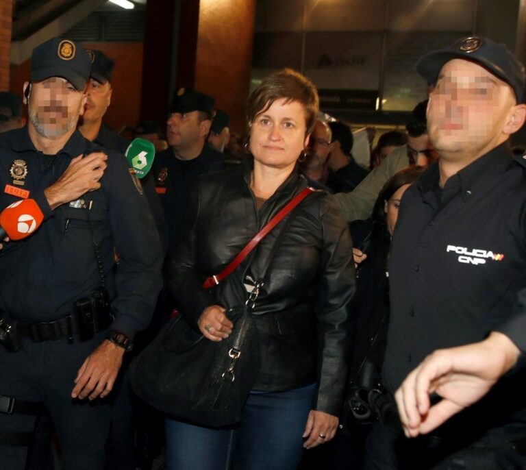 Gritos en Atocha contra los diputados independentistas a su llegada a Madrid