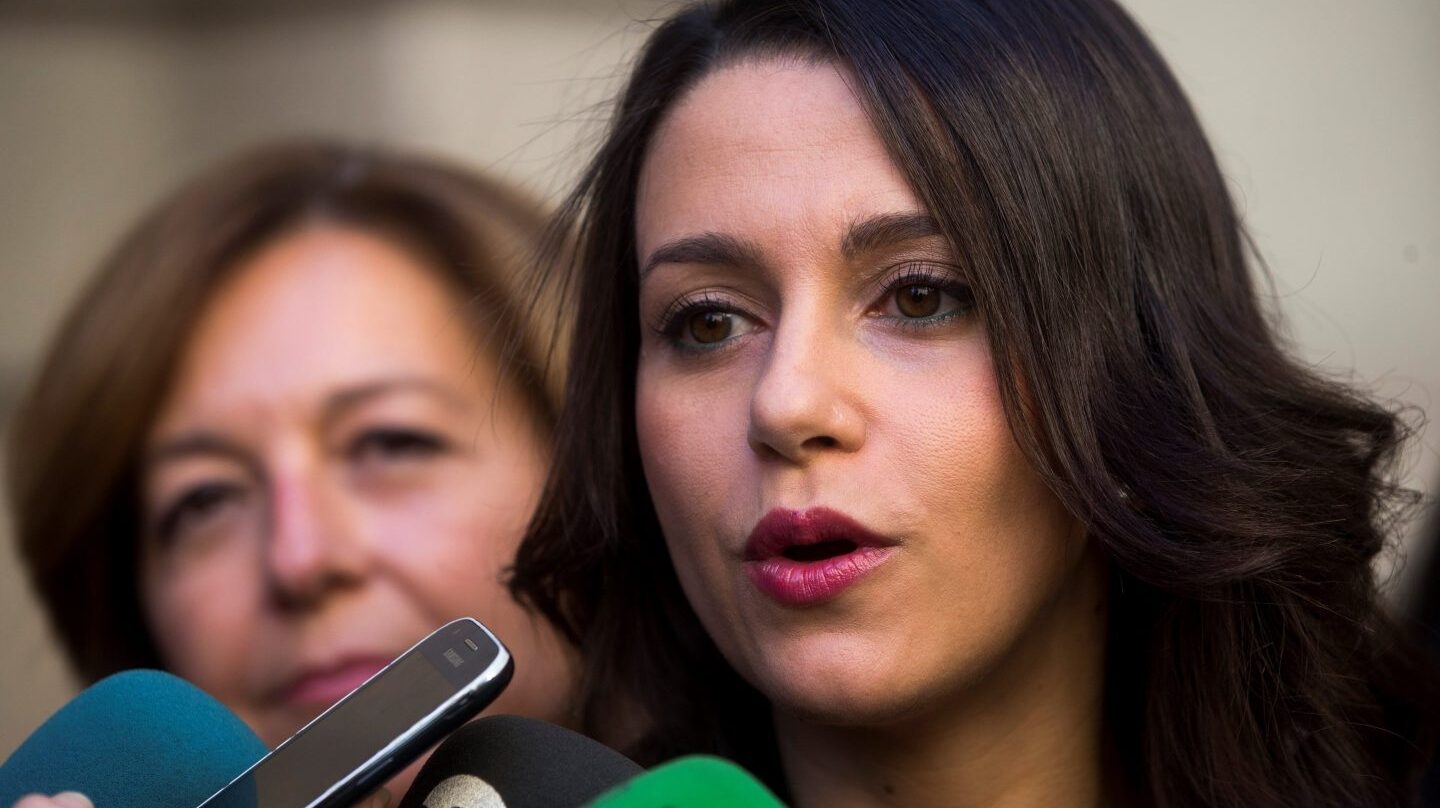 Inés Arrimadas responde a la prensa en Bruselas.