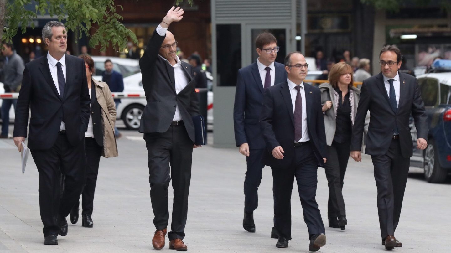 Maritxel Borrás, a la derecha, llega a la Audiencia junto a otros ex consellers.