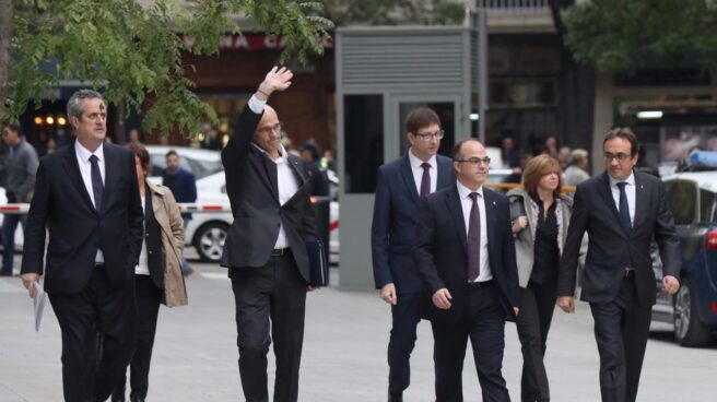 Maritxel Borrás, a la derecha, llega a la Audiencia junto a otros ex consellers.