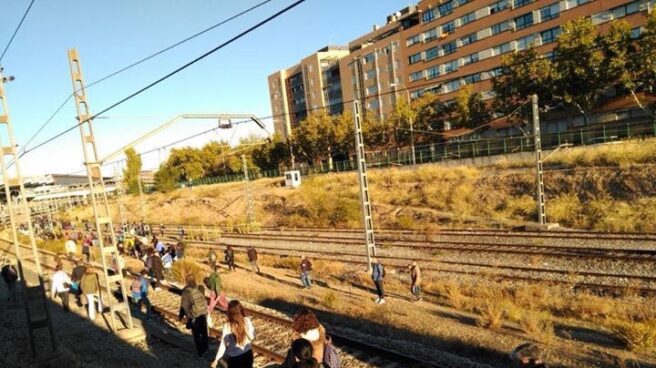 Centenares de pasajeros de Cercanías en Madrid, a pie por las vías tras una avería