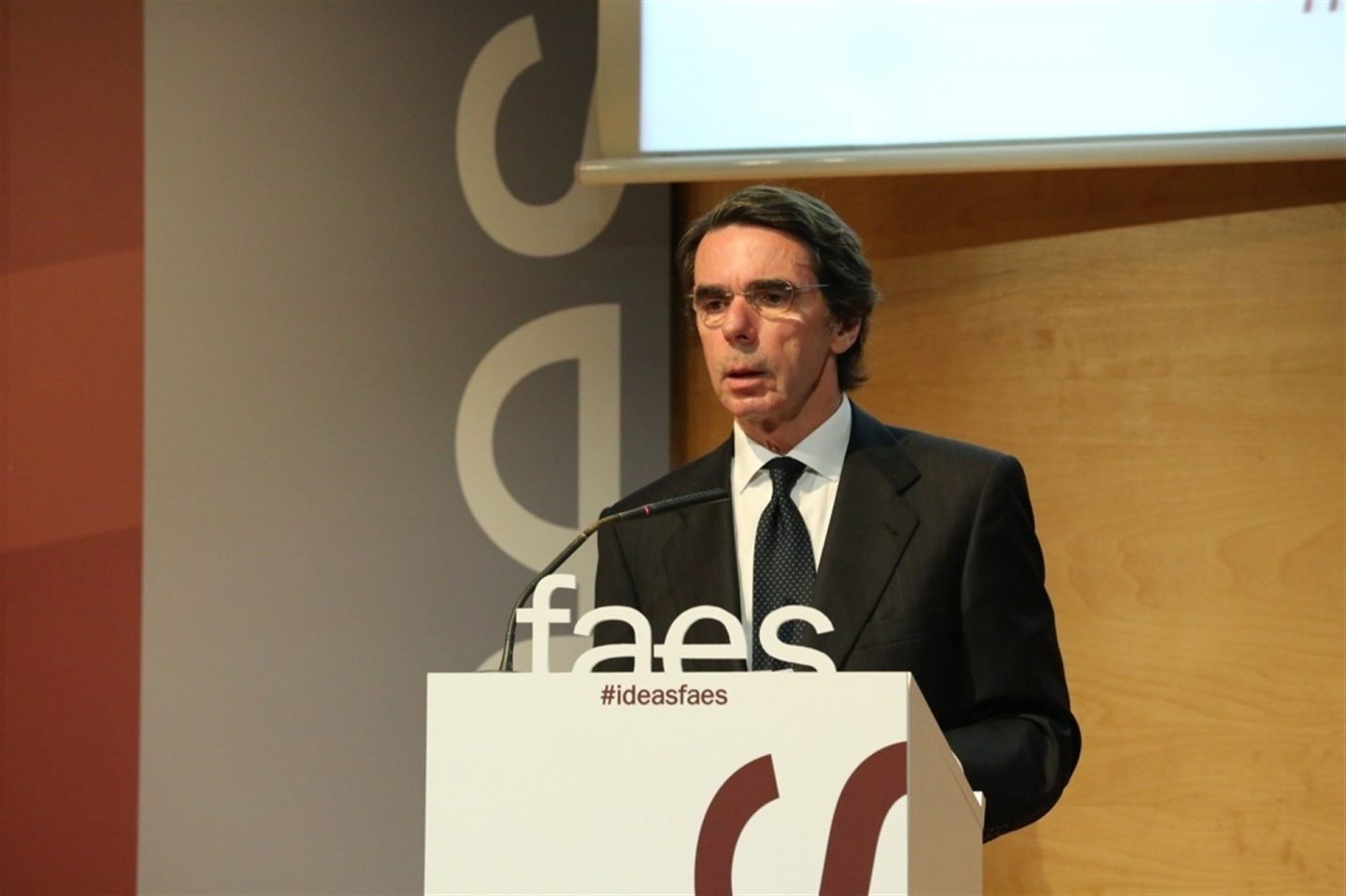 Aznar responde a las aspiraciones de Rajoy y dice que dos mandatos "son suficientes"