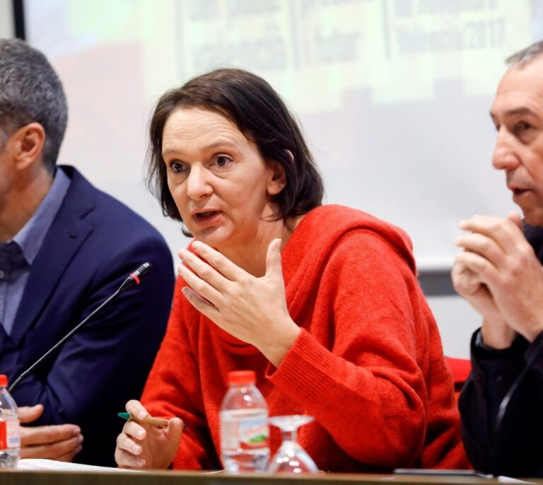 Bescansa desafía a la cúpula de Podemos y presenta su propia reforma constitucional