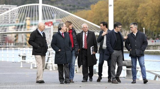 Josep Borrell, junto a dirigentes del PSE, minutos antes de participar en un acto en Bilbao.