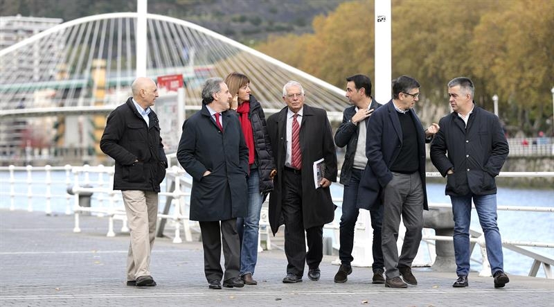 Josep Borrell, junto a dirigentes del PSE, minutos antes de participar en un acto en Bilbao.