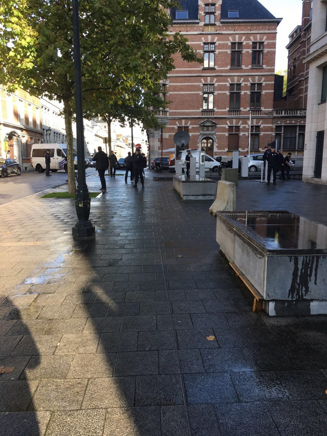 Entrada en coches de Puigdemont y los ex consellers en la Fiscalía de Bruselas.