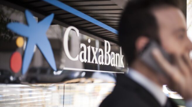 Logo de CaixaBank en una oficina del banco.