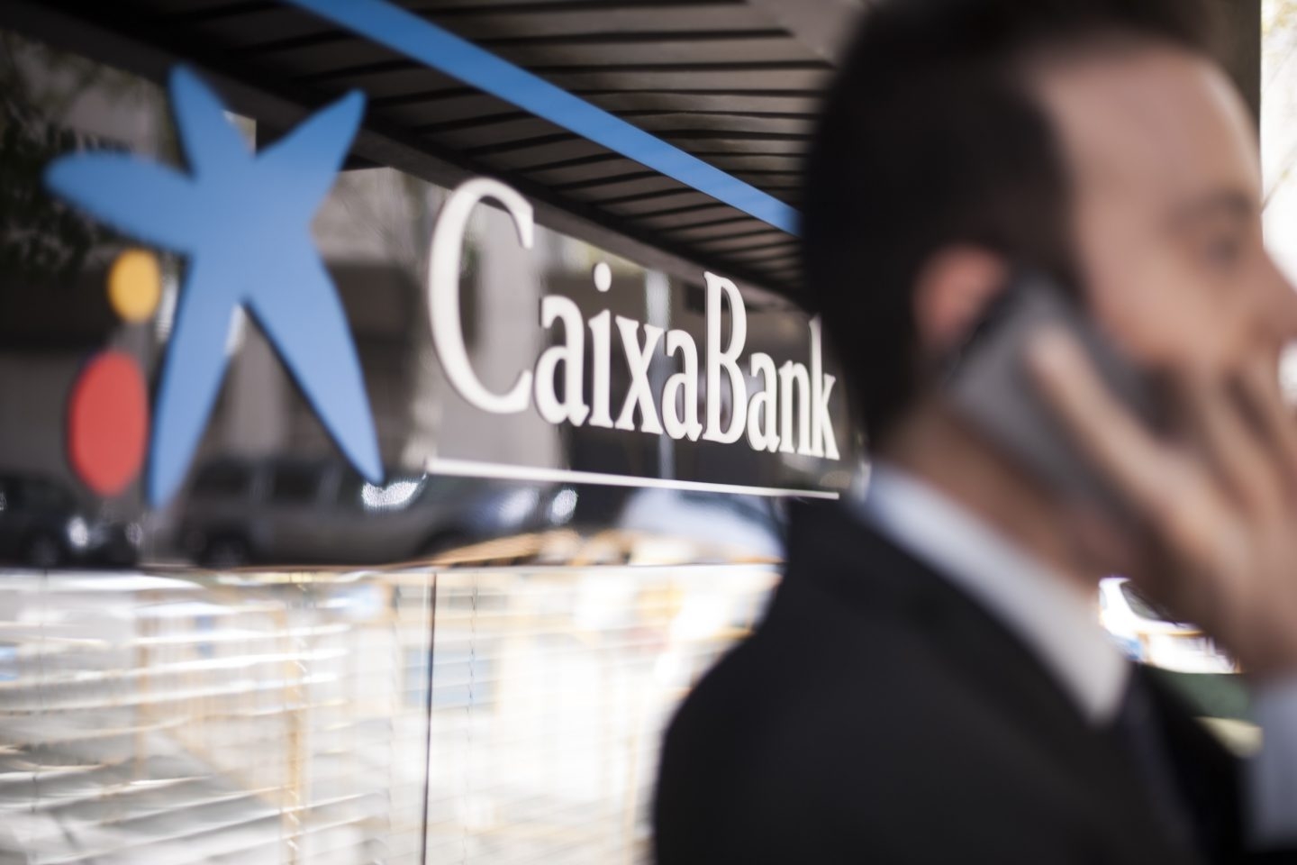 Logo de CaixaBank en una oficina del banco.