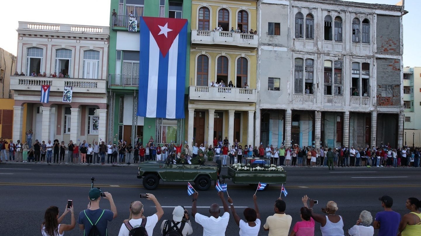 Paso del cortejo fúnebre de Fidel Castro por las calles de La Habana.