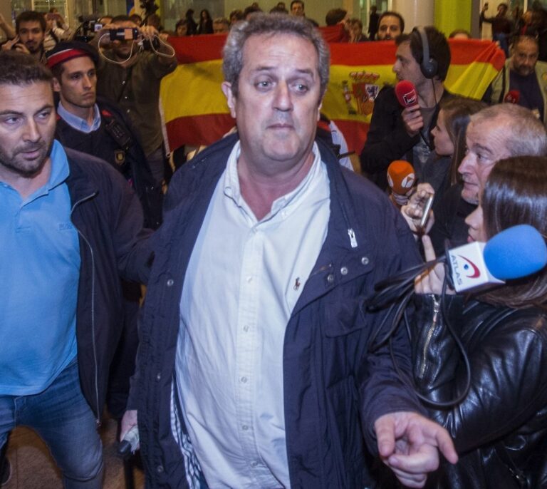 Gritos de "¡A prisión!" a dos ex consellers en el aeropuerto de Barcelona