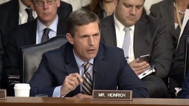 El senador norteamericano, Martin Heinrich, pregunta por la injerencia de Rusia en Cataluña.