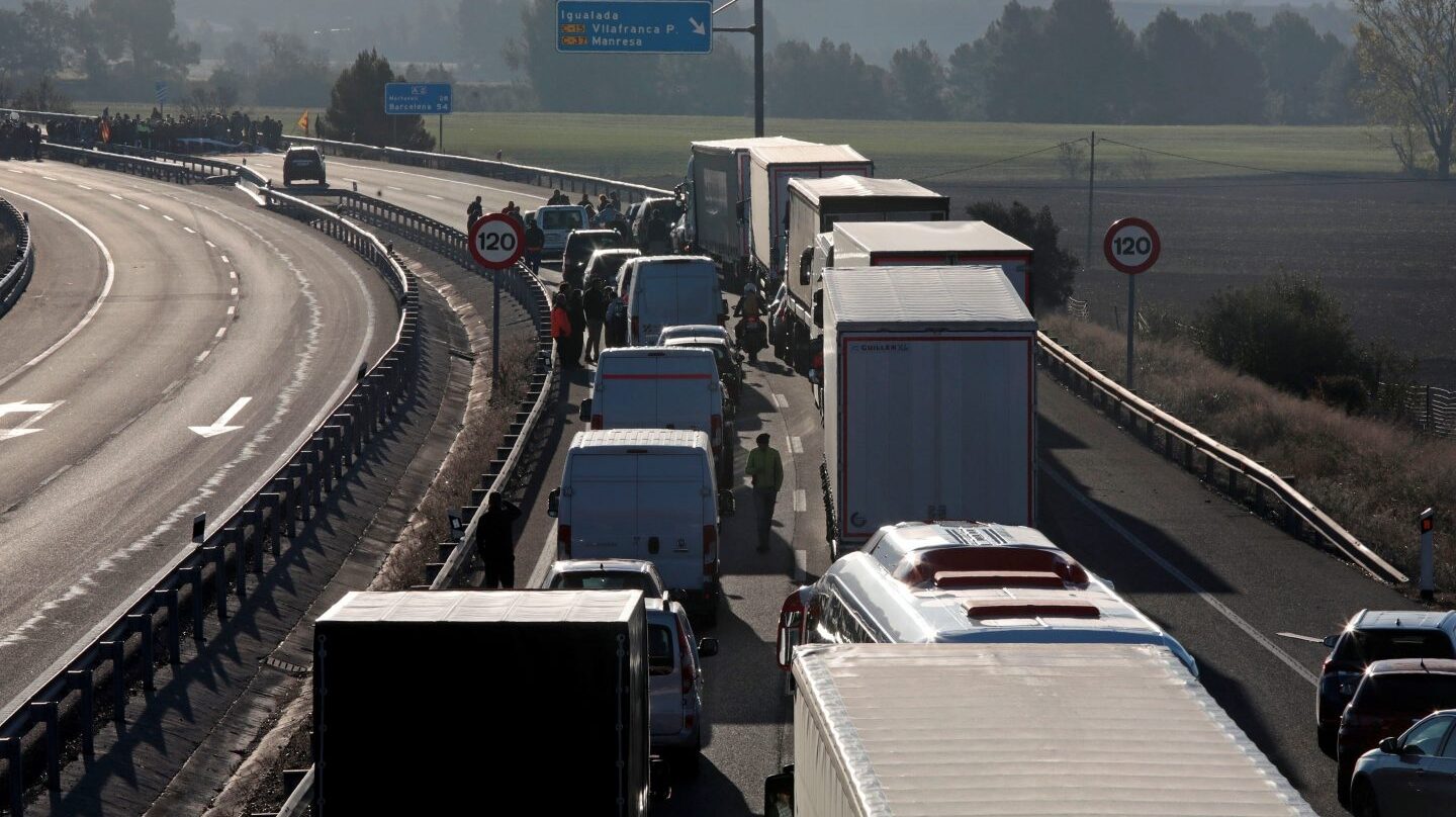 Huelga en Cataluña: atasco en la A-2 por los piquetes.
