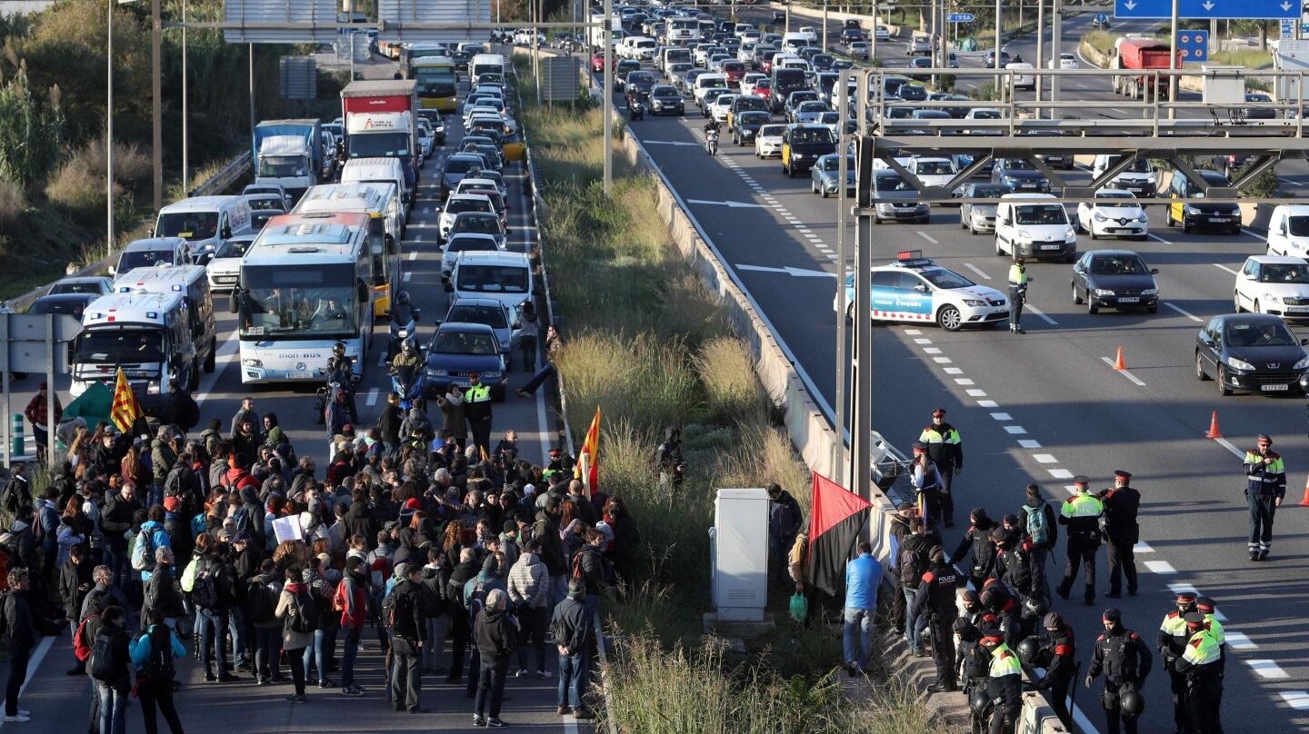 Huelga en Cataluña: los piquetes cortan la autovía en Hospitalet.