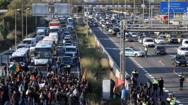 Huelga en Cataluña: los piquetes cortan la autovía en Hospitalet.