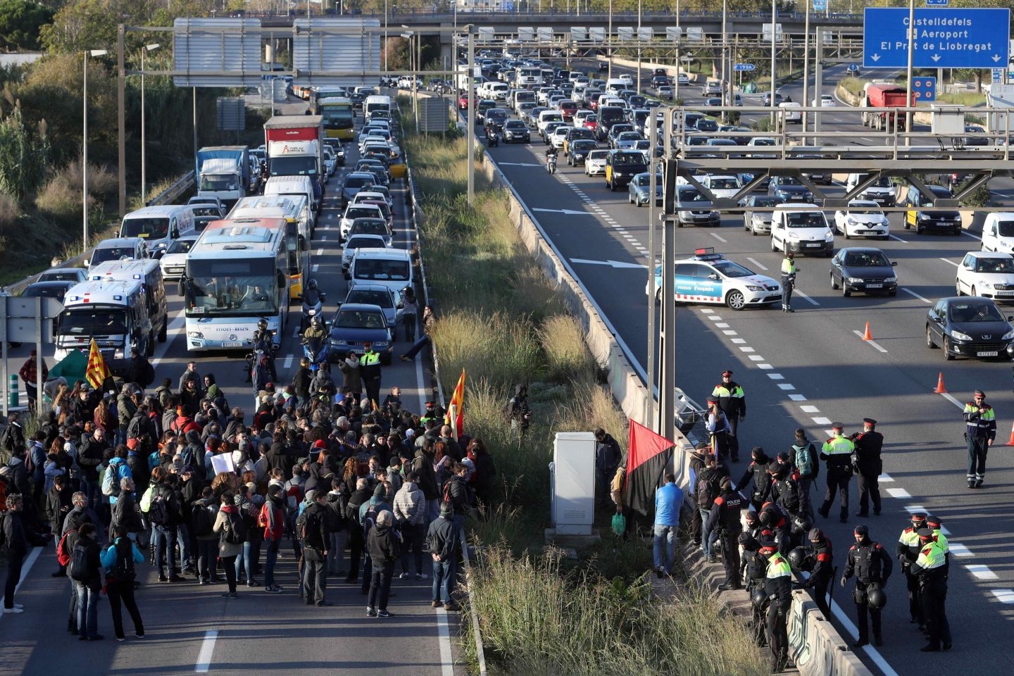 Huelga en Cataluña: los piquetes cortan la autovía en Hospitalet.