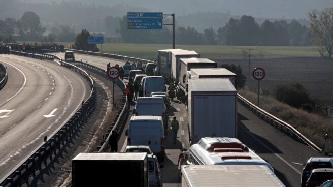 Huelga en Cataluña: atasco en la A-2 por los piquetes.