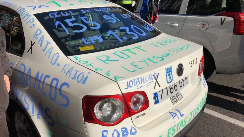 Protesta de los taxistas contra Uber y Cabify en el centro de Madrid.