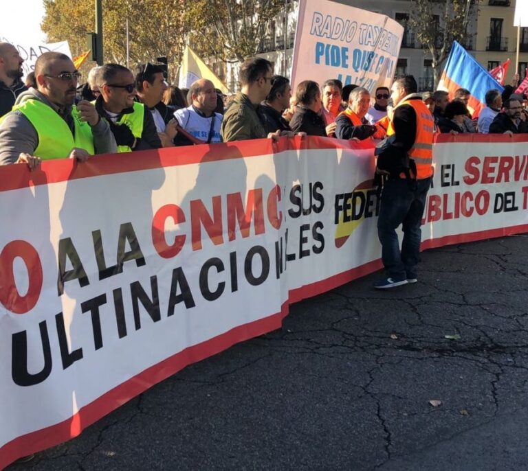 Los taxistas piden la cabeza del presidente de la CNMC "fanático de Uber"
