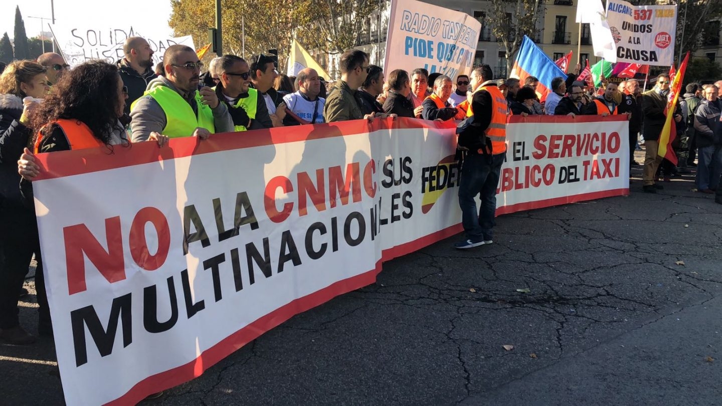 Protesta de los taxistas contra Uber y Cabify en el centro de Madrid.