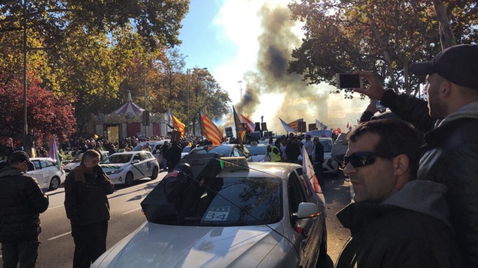 Protesta de los taxistas contra Uber y Cabify en el centro de Madrid.