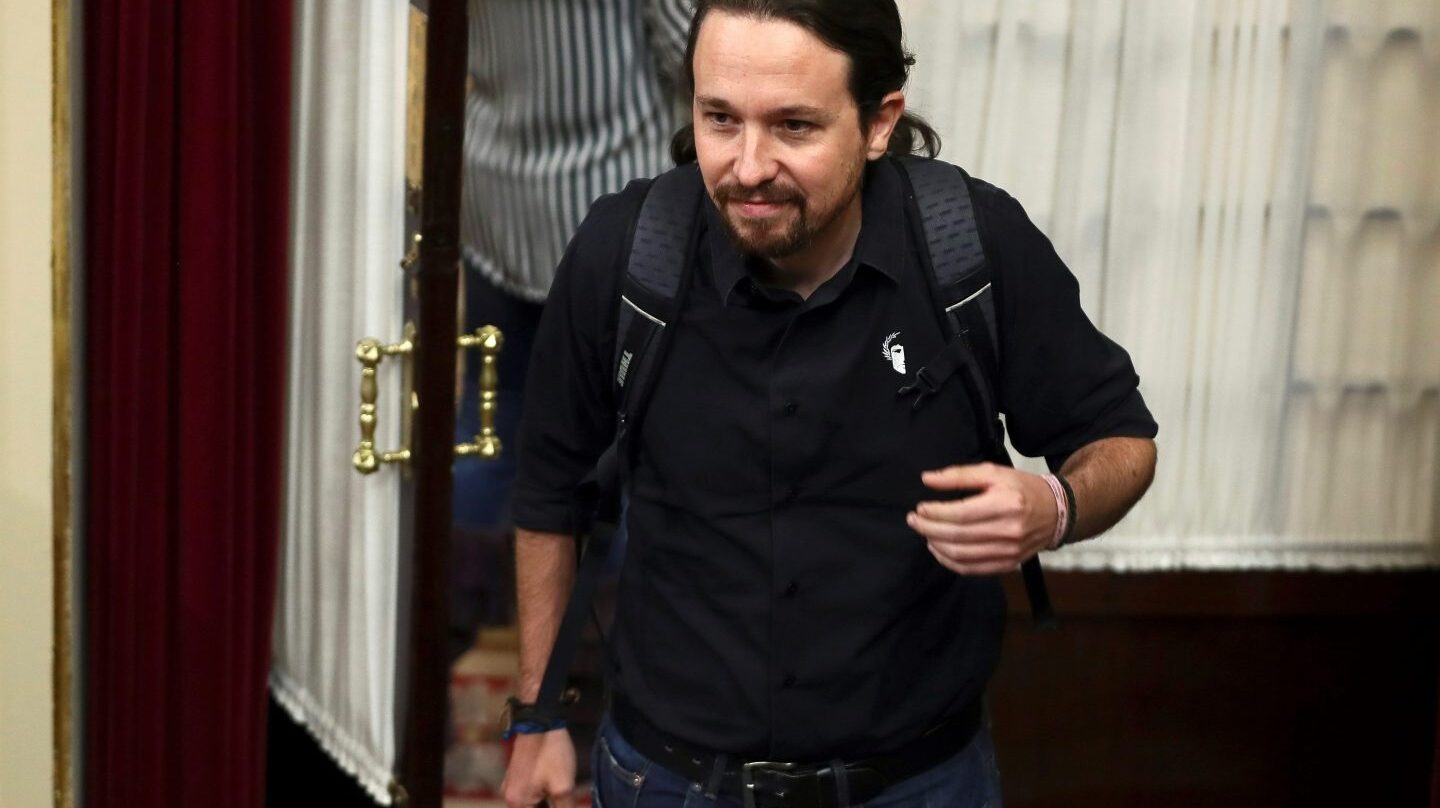 Pablo Iglesias sale del hemiciclo del Congreso.