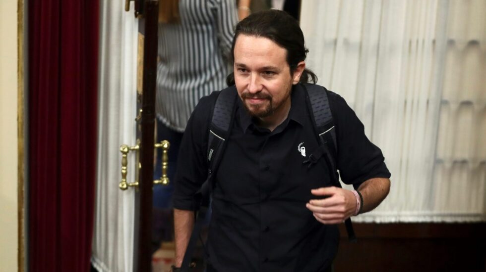 Pablo Iglesias sale del hemiciclo del Congreso.