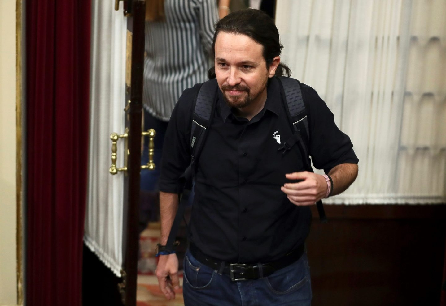 Pablo Iglesias sale del hemiciclo del Congreso.