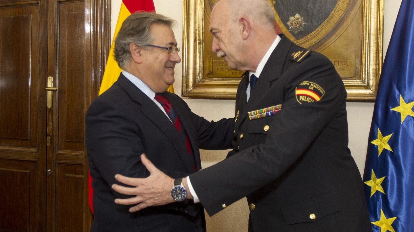 Juan Ignacio Zoido saluda este jueves al comisario principal José Antonio de la Rosa.