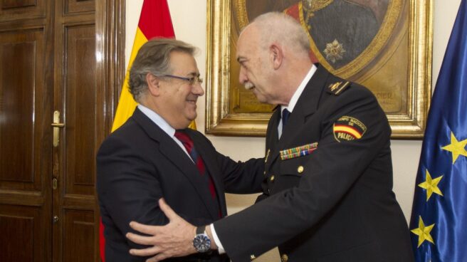 Zoido refuerza su 'núcleo' con el jefe de Policía de Andalucía Occidental Juan Ignacio Zoido saluda este jueves al comisario principal José Antonio de la Rosa.