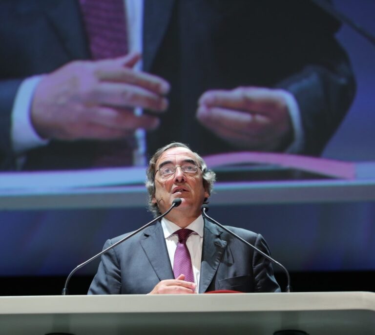 CEOE pide poder hacer contratos de formación a parados mayores de 45 años