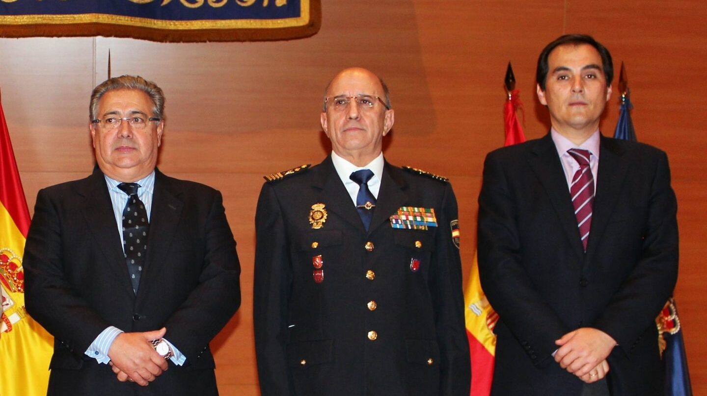 Florentino Villabona, flanqueado por el ministro Zoido y el secretario de Estado de Seguridad, el día que tomó posesión como DAO.