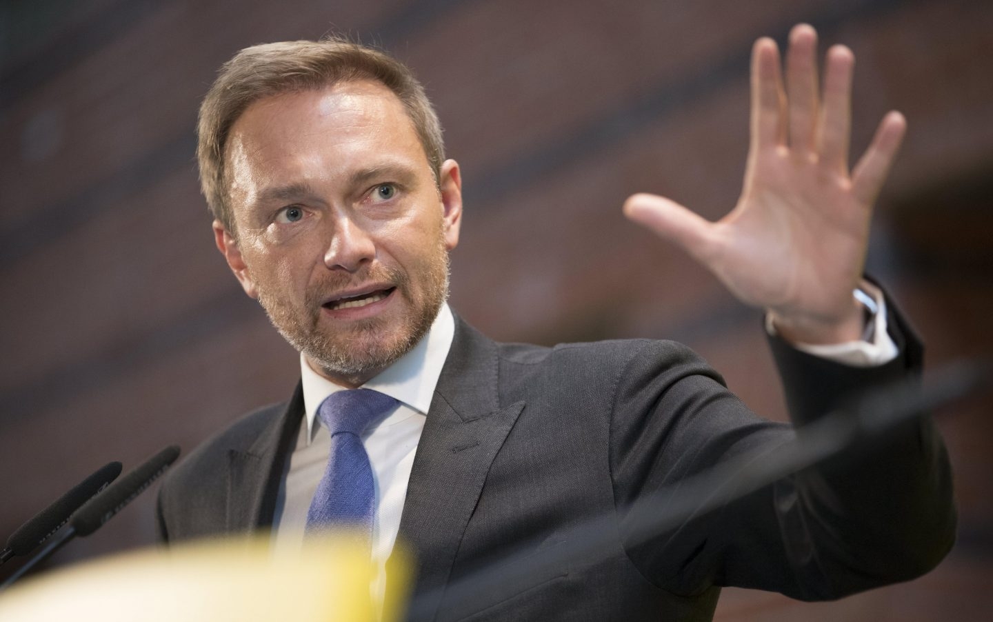 El líder liberal, Christian Lindner, explica a los medios la ruptura de conversaciones para formar gobierno.