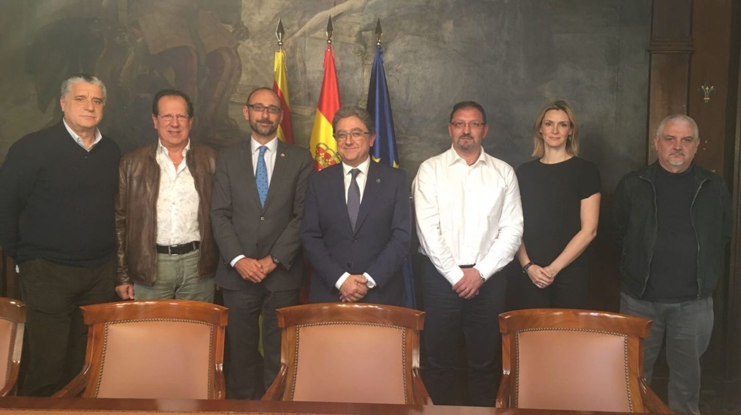 Enric Millo, flanqueado por los representantes de los cinco sindicatos con representación en la Policía.