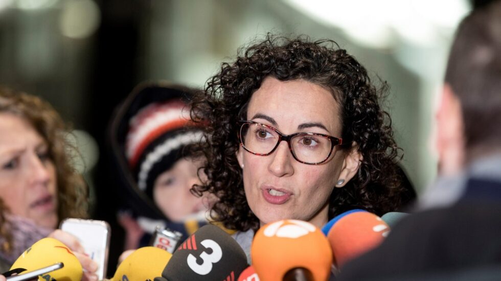 Marta Rovira, secretaria general de ERC, atendiendo a los periodistas.