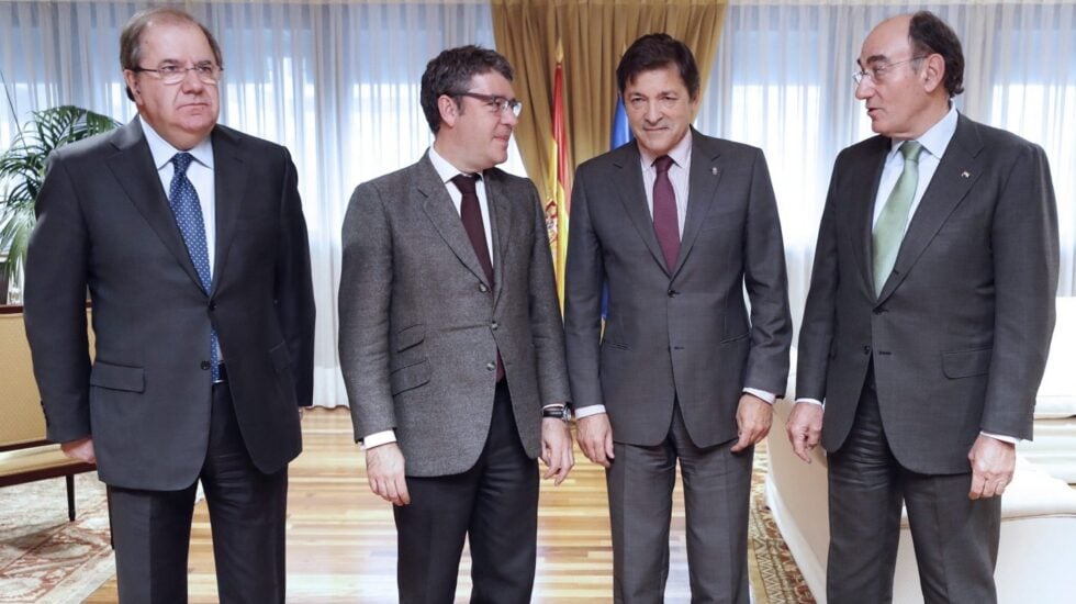 El ministro de Energía, Turismo y Agenda Digital, Álvaro Nadal, el presidente de la Junta de Castilla y León, Juan Vicente Herrera (i), el presidente del Principado de Asturias, Javier Fernández (2d) y el presidente de Iberdrola, José Ignacio Sánchez Galán (d), al comienzo de la reunión que han mantenido en la sede del ministerio sobre el futuro de las centrales de carbón. EFE/JAVIER LIZÓN