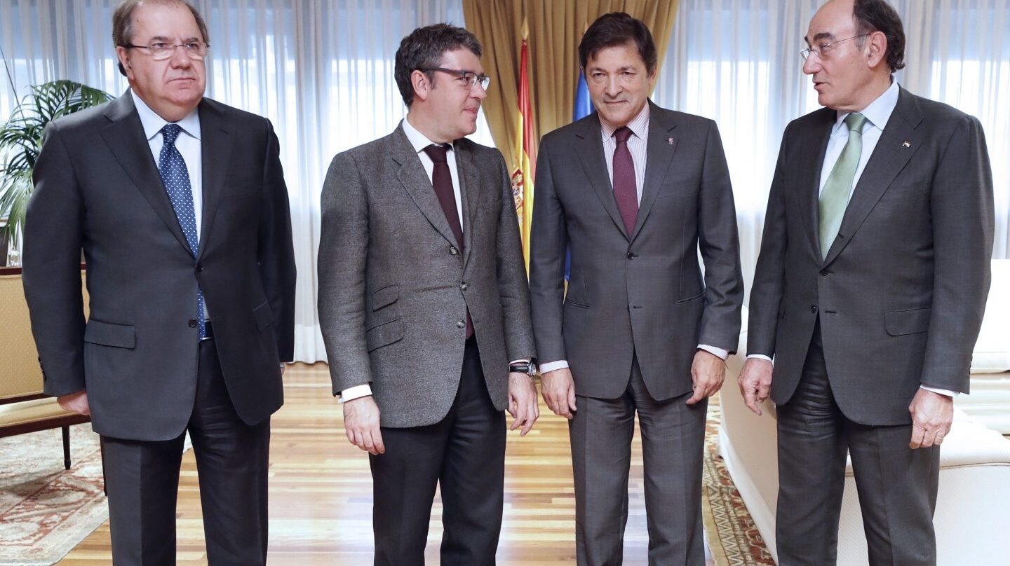 El ministro de Energía, Turismo y Agenda Digital, Álvaro Nadal, el presidente de la Junta de Castilla y León, Juan Vicente Herrera (i), el presidente del Principado de Asturias, Javier Fernández (2d) y el presidente de Iberdrola, José Ignacio Sánchez Galán (d), al comienzo de la reunión que han mantenido en la sede del ministerio sobre el futuro de las centrales de carbón. EFE/JAVIER LIZÓN