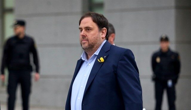 Junqueras, en 'shock' por el fallecimiento de un recluso con el que compartía módulo Oriol Junqueras, dirigiéndose a la Audiencia Nacional horas antes de que la juez Lamela decretara su ingreso en prisión.