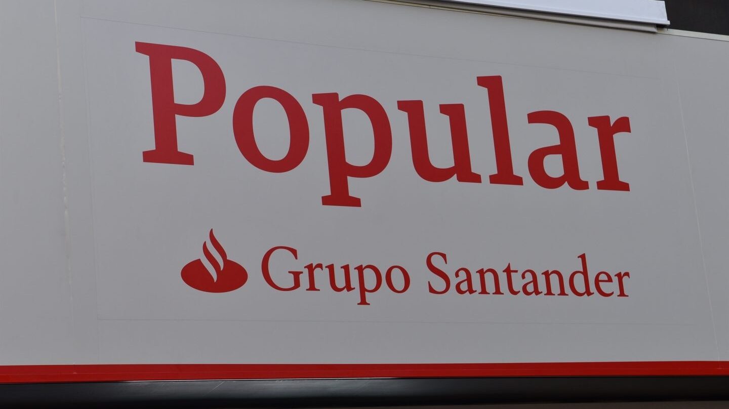 Nuevos rótulos de las oficinas de Popular tras la integración con Santander.