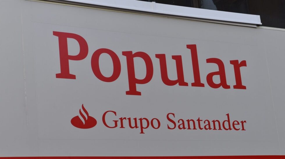 Nuevos rótulos de las oficinas de Popular tras la integración con Santander.