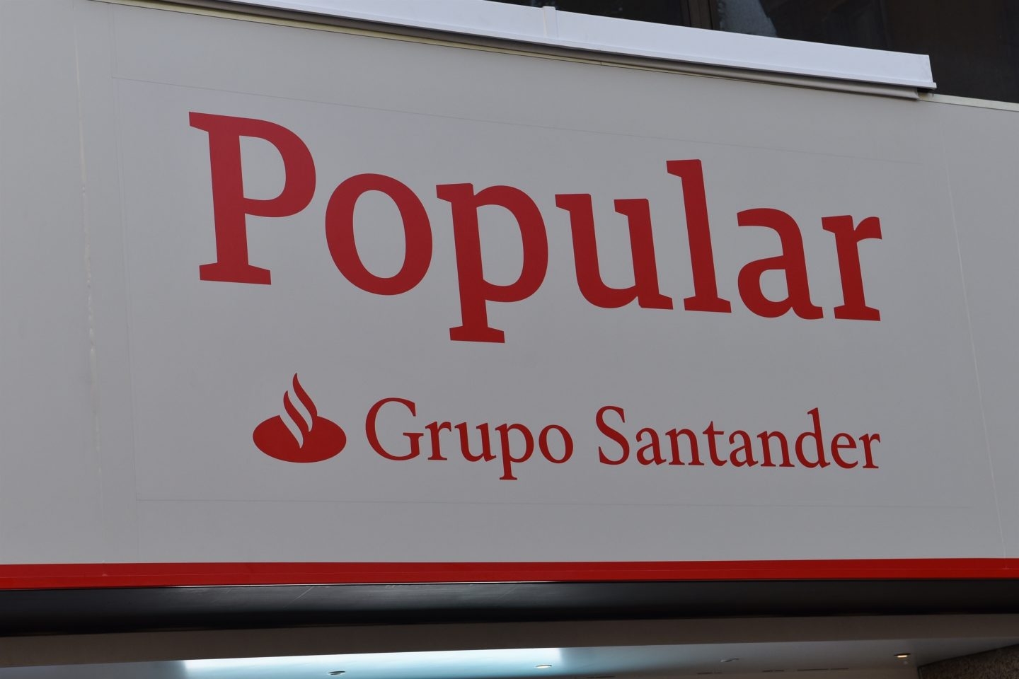 Nuevos rótulos de las oficinas de Popular tras la integración con Santander.