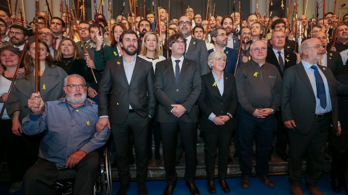 Puigdemont y los alcaldes independentistas, en Bruselas.