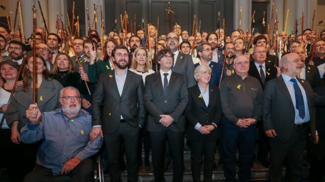 Puigdemont y los alcaldes independentistas, en Bruselas.