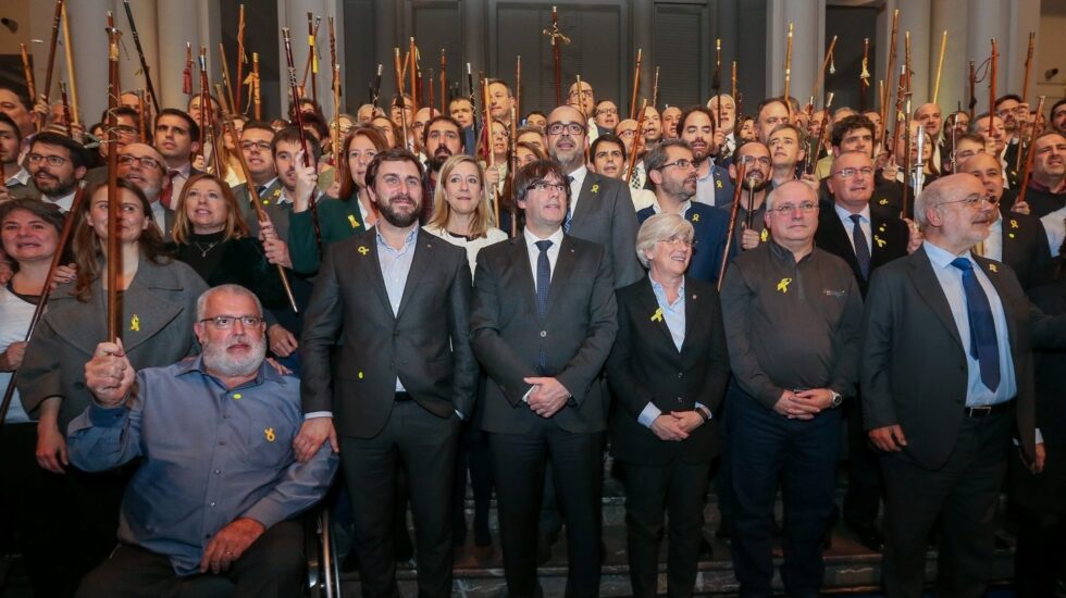 Puigdemont y los alcaldes independentistas, en Bruselas.