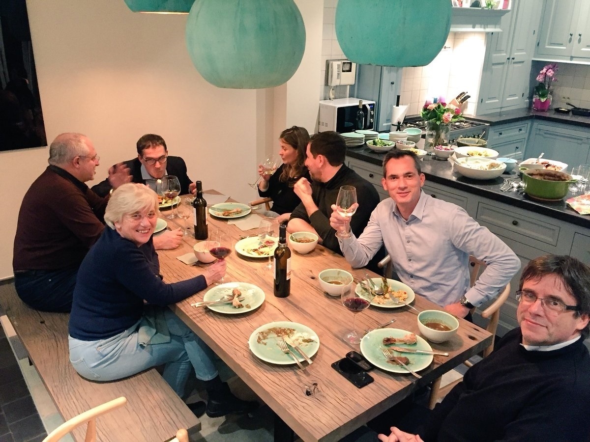 Puigdemont y sus consellers en casa de un diputado flamenco.