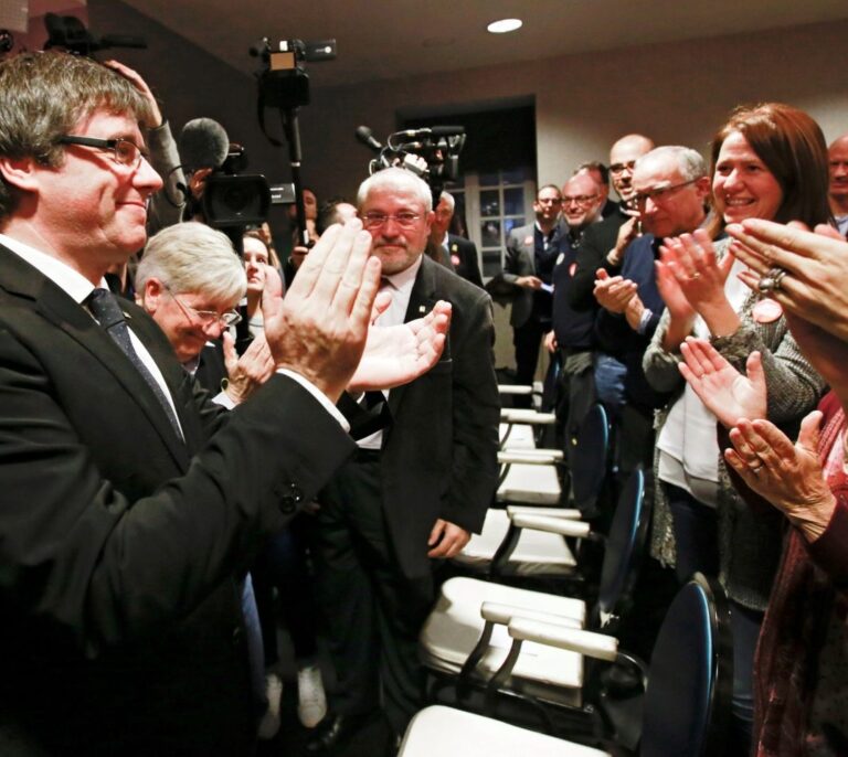 Puigdemont presenta JxCat en Bruselas: "El tripartito del 155 tiene que perder"
