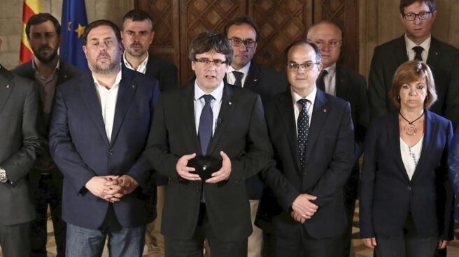 El ex presidente del Gobierno de Cataluña, Carles Puigdemont, junto al resto de ex consejeros tras el referéndum del 1-O.