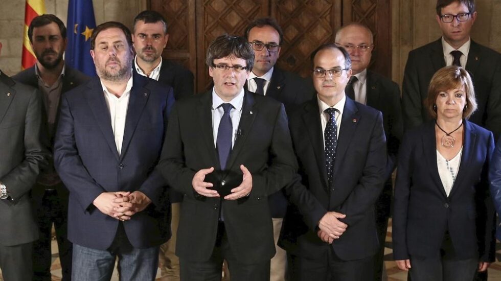 El ex presidente del Gobierno de Cataluña, Carles Puigdemont, junto al resto de ex consejeros tras el referéndum del 1-O.