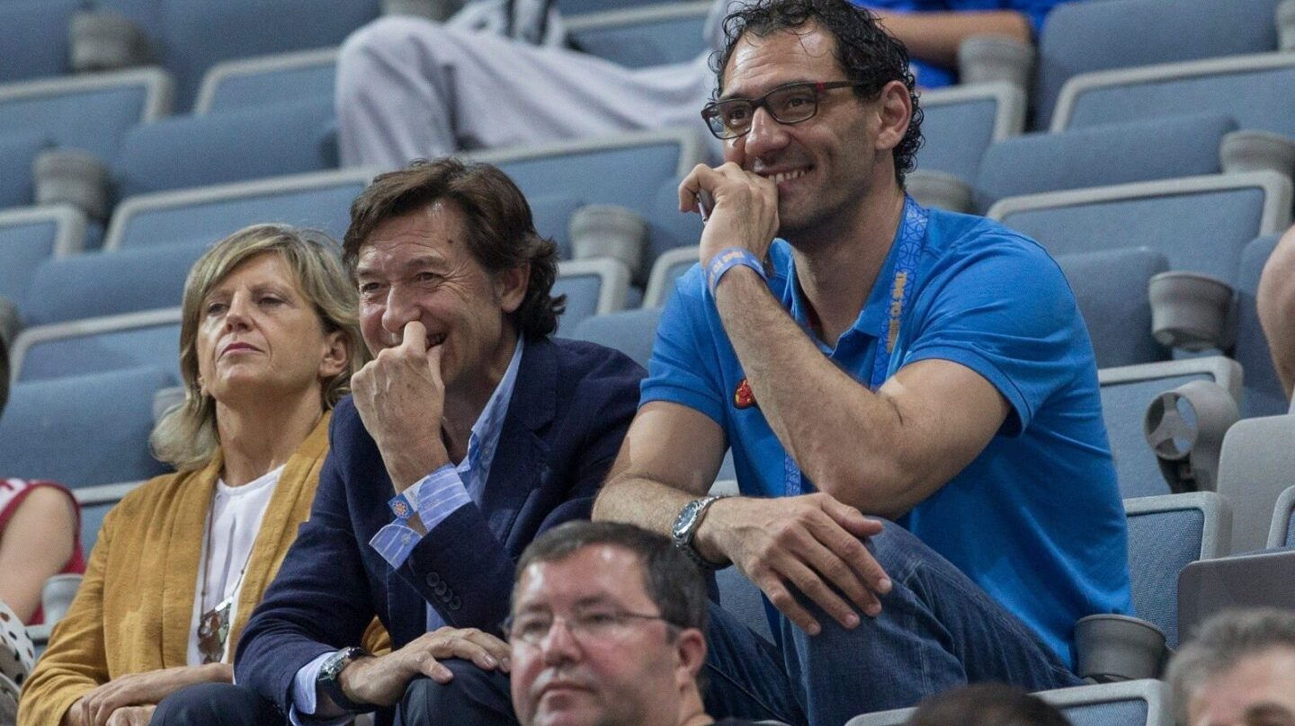José Ramón Lete y Jorge Garbajosa, presenciando un partido de la selección española de baloncesto en Río 2016.